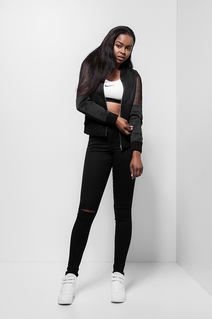 schwarze Jeans_Crop Top und Jacke