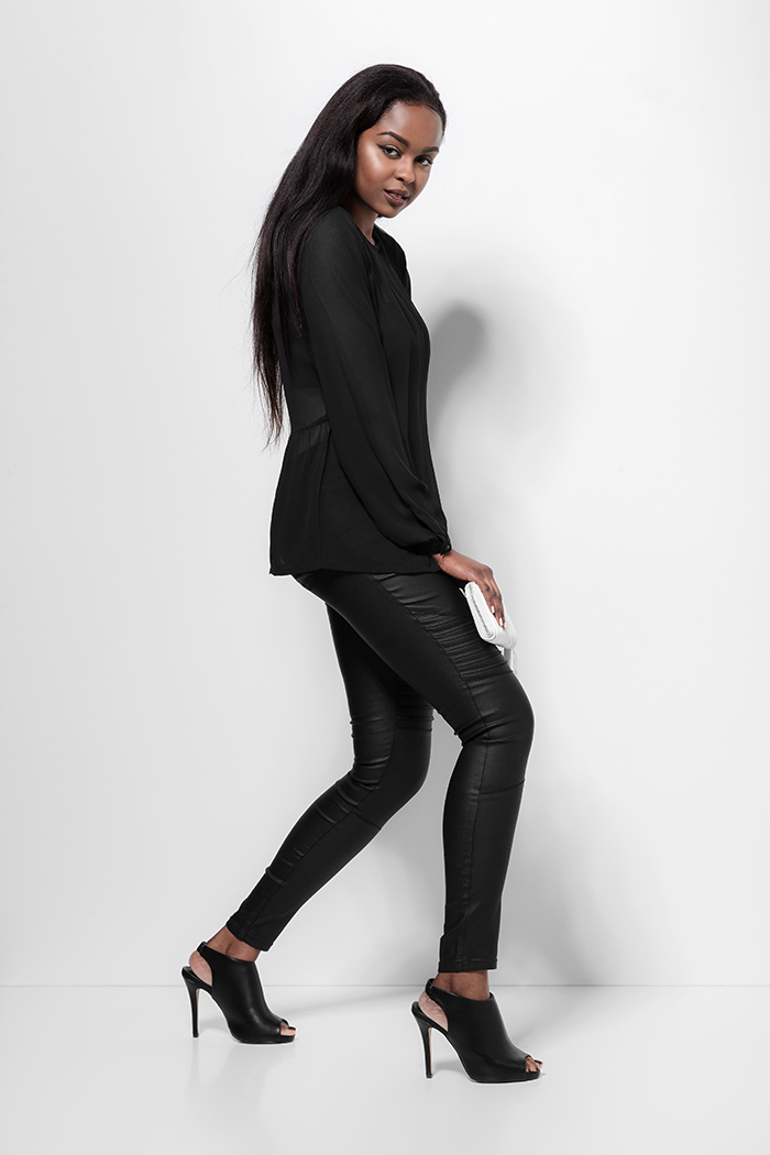 schwarze Leder Leggings mit Pumps