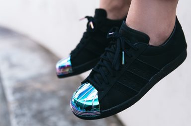 adidas Superstars metallic toe in schwarz