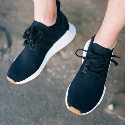adidas NMD-R1 mit schwarzem upper