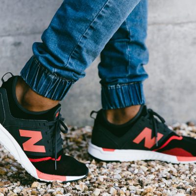 New Balance mrl247_schwarz und rot_seitliche Ansicht